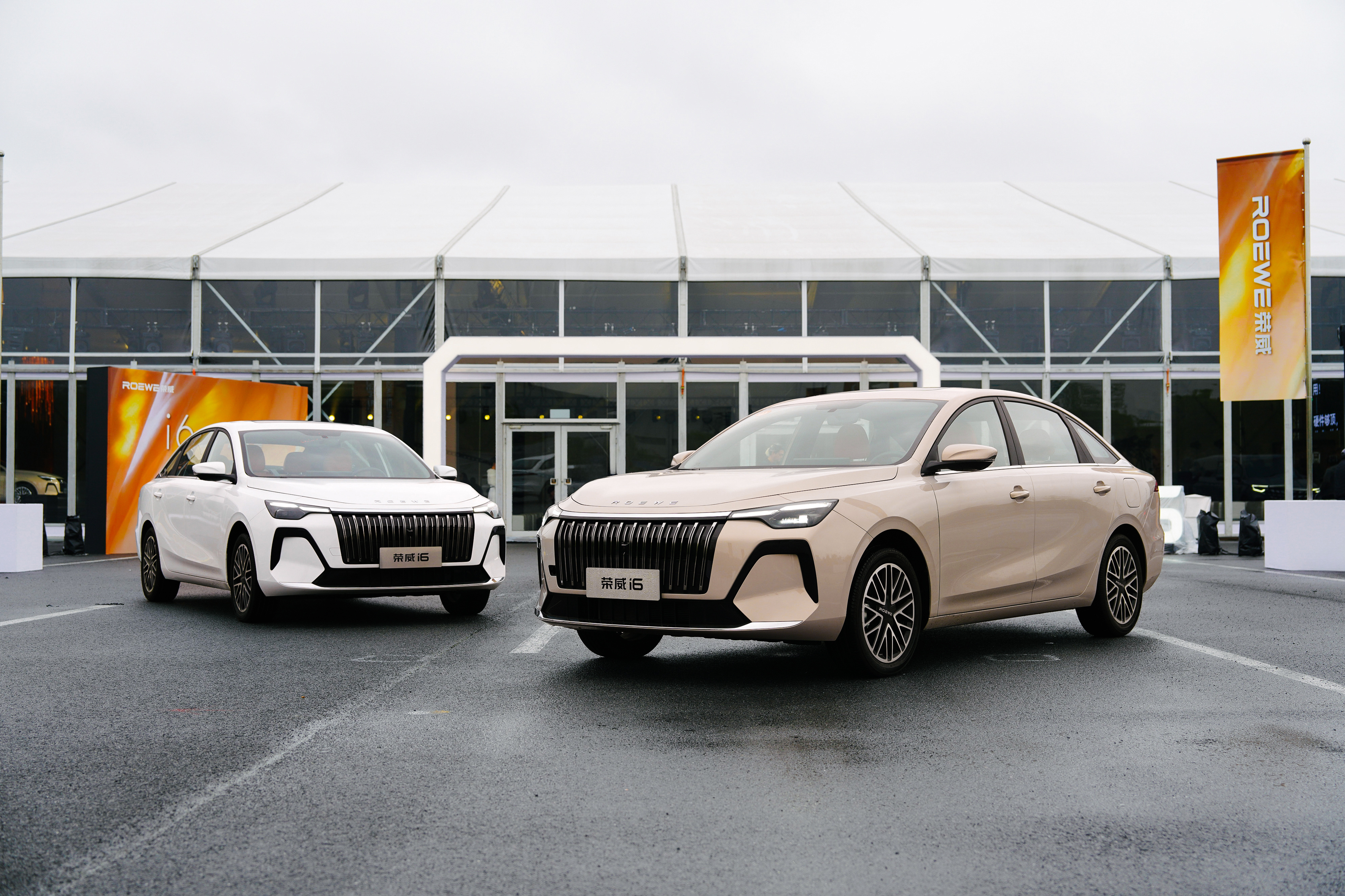 车圈已经癫成这样了 毕竟大家平时看配置也都看烦了，荣威知道用户买刚需家轿最看重安