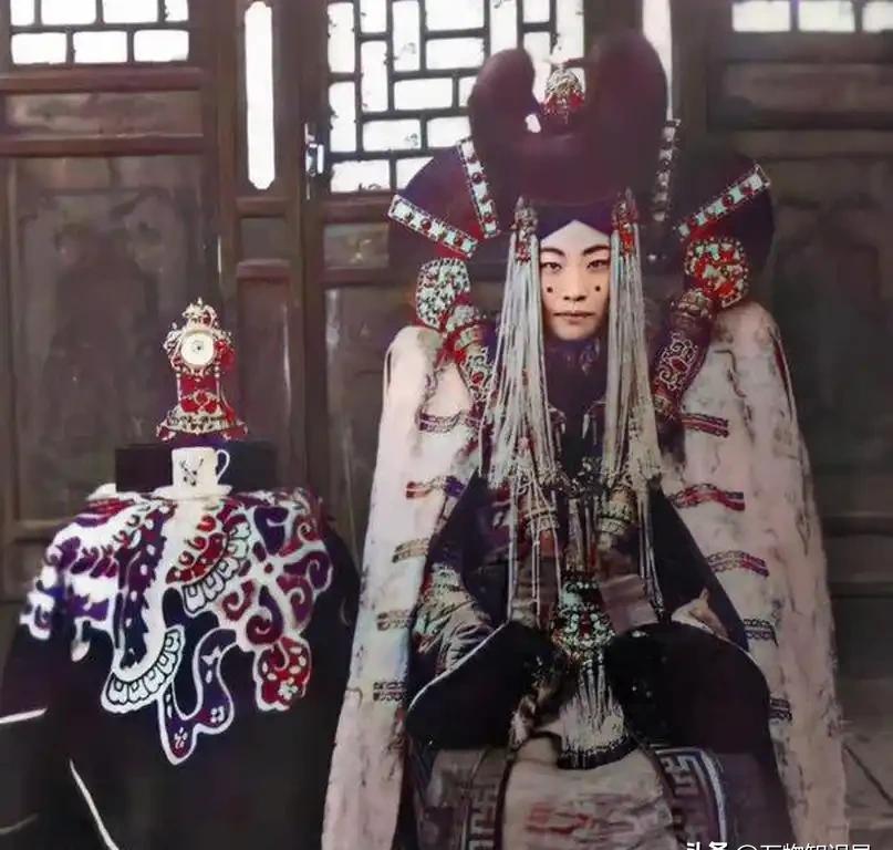 1938年5月，斯大林下令处决了外蒙古的末代皇后格嫩皮勒，照片中格嫩皮勒身穿华丽