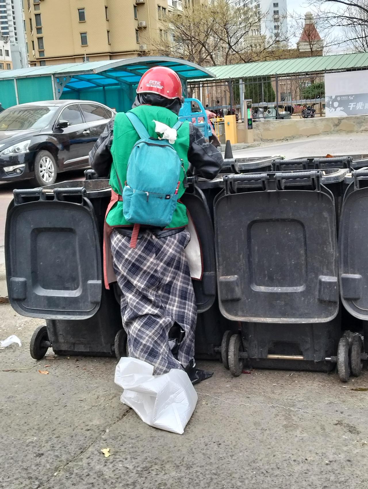 请用一句话来说出打工的心酸在头条上，在小视频号上，在网上在，人人都年入百万。可是