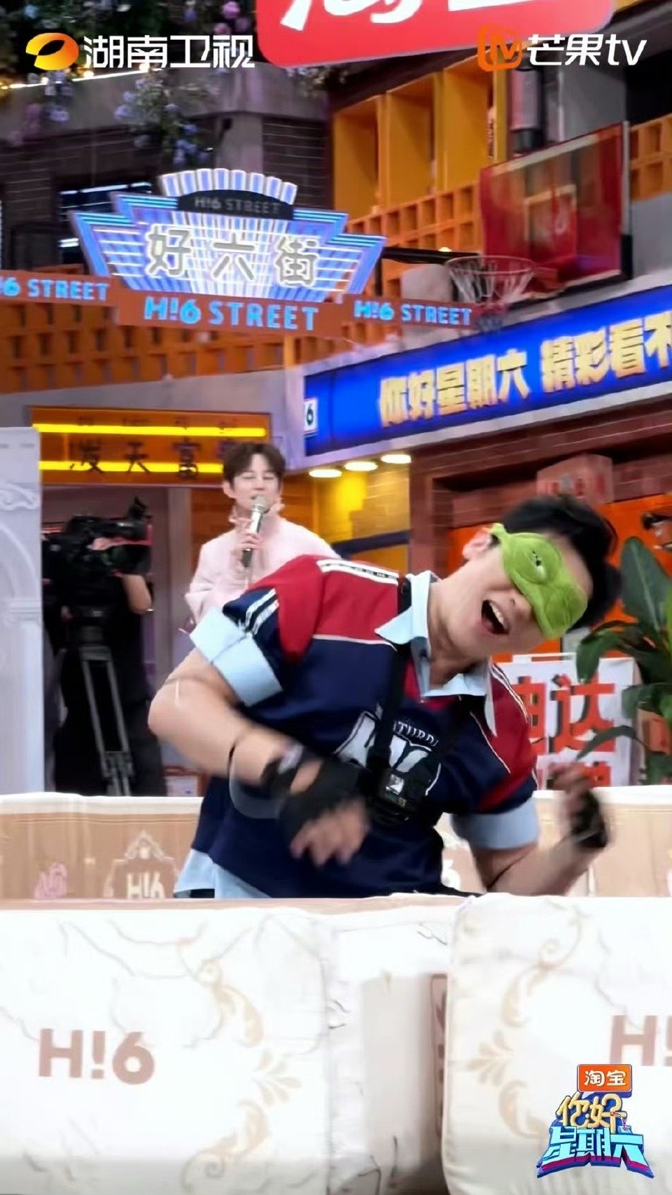 本来是来抓人，结果反倒被当成充电宝。李晨被李小冉追着电李晨是来好六充电来的你好星