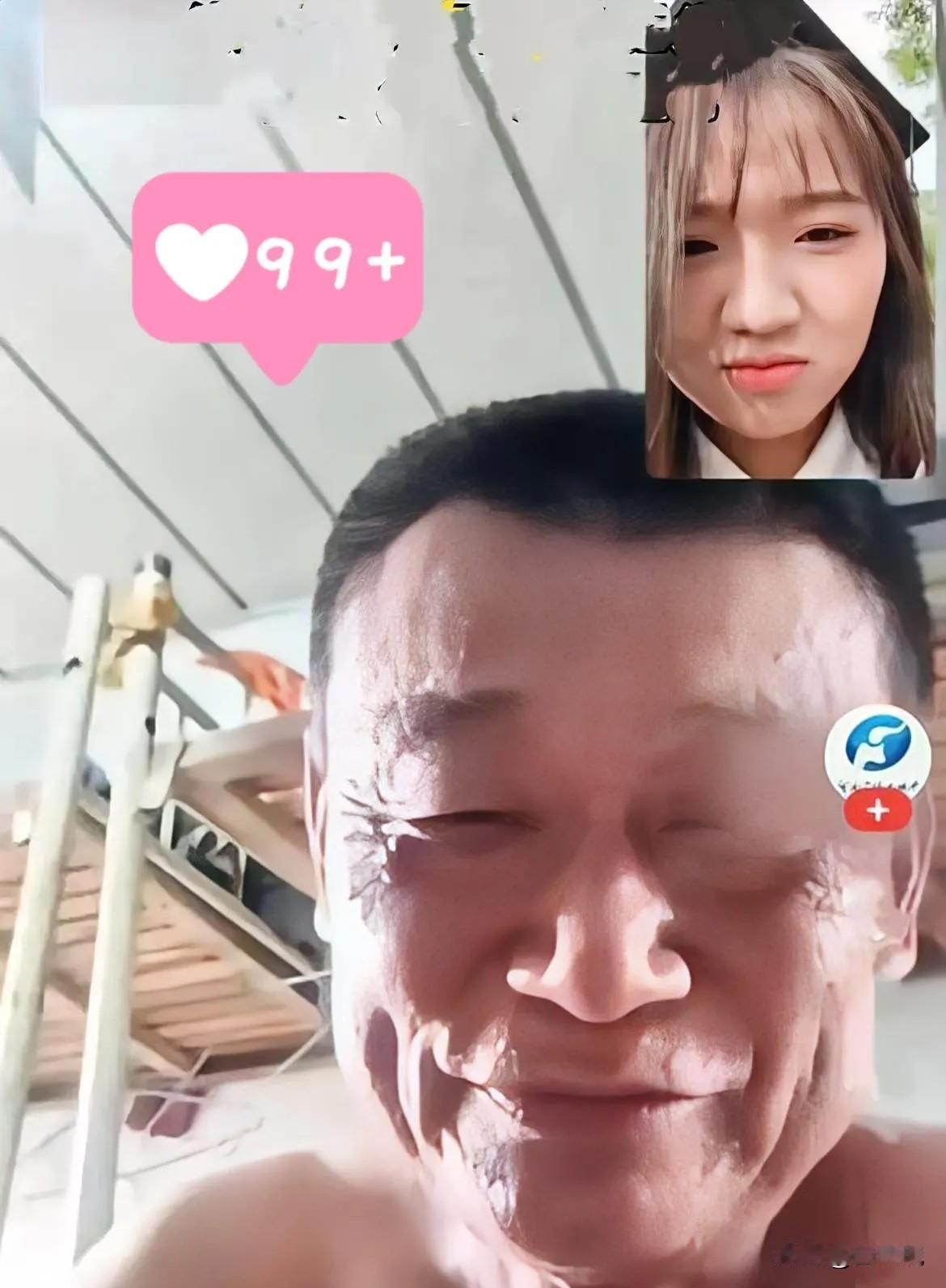 近日，辽宁沈阳一位即将大学毕业的女孩，穿着漂亮的学士服，开开心心和爸爸视频通话，