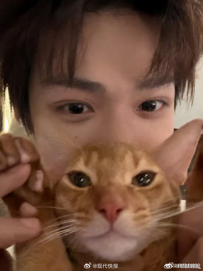 【#梓渝晒和大鱼小十一合照#】梓渝营业速来📸 3月23日新鲜合照上线！和大鱼、