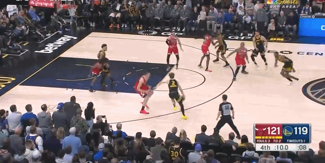 NBA赛场镜头：
   左手将还不会右手上篮的悲哀，波杰成遗憾，距离英雄仅仅差一