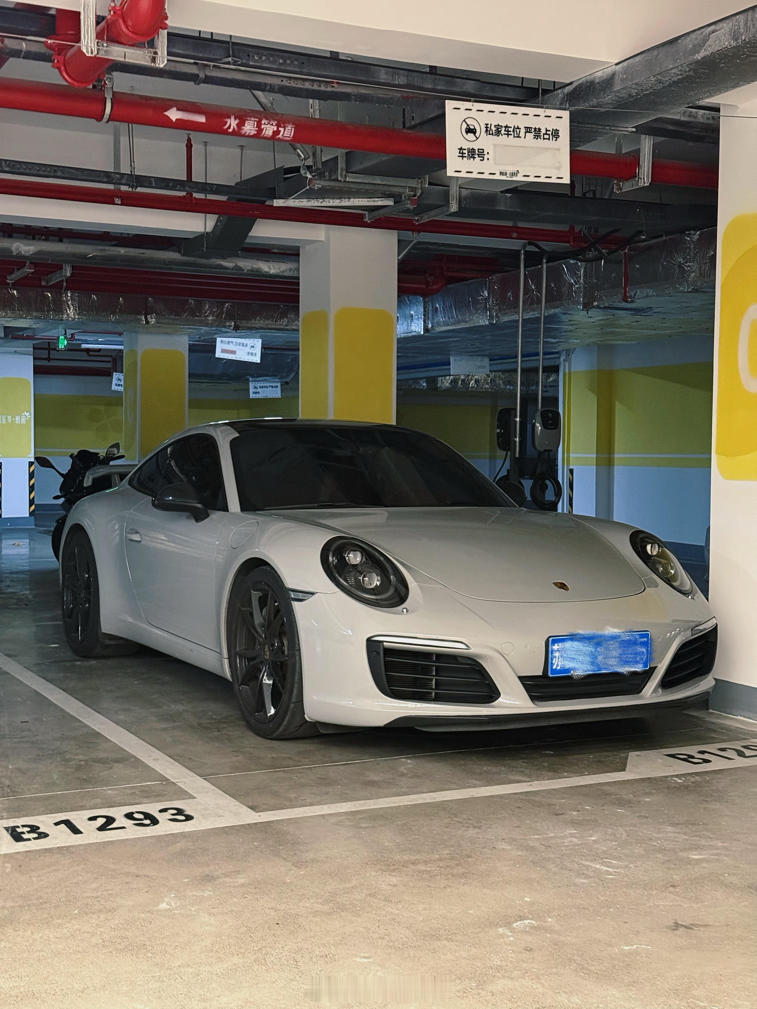 在楼下偶遇一辆保时捷911，这才是男人的梦想车，真帅啊，什么家庭才能买得起啊[泪