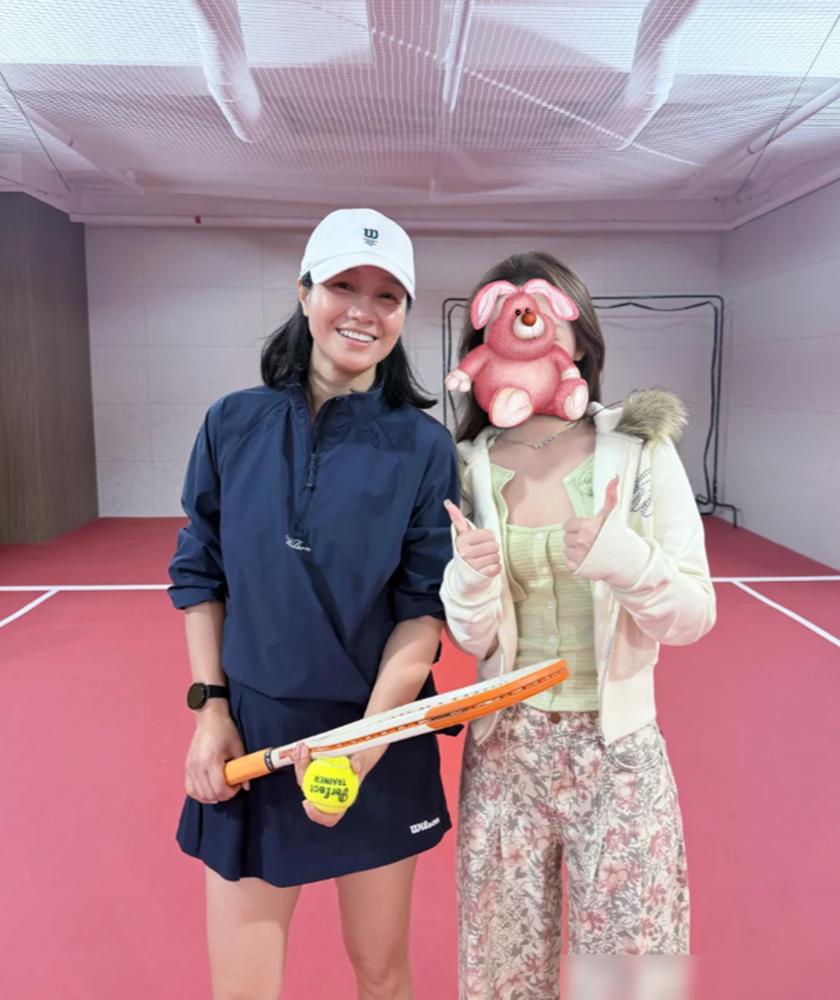 44岁的朱丹，终于扔掉了话筒，捡起了武器。
你以为她在网球场上挥洒的是汗水和松