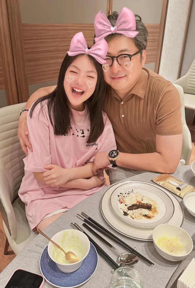 为了给王诗龄预祝儿童节，李湘和王岳伦在5月30日不约而同分享出女儿的近照，这对曾