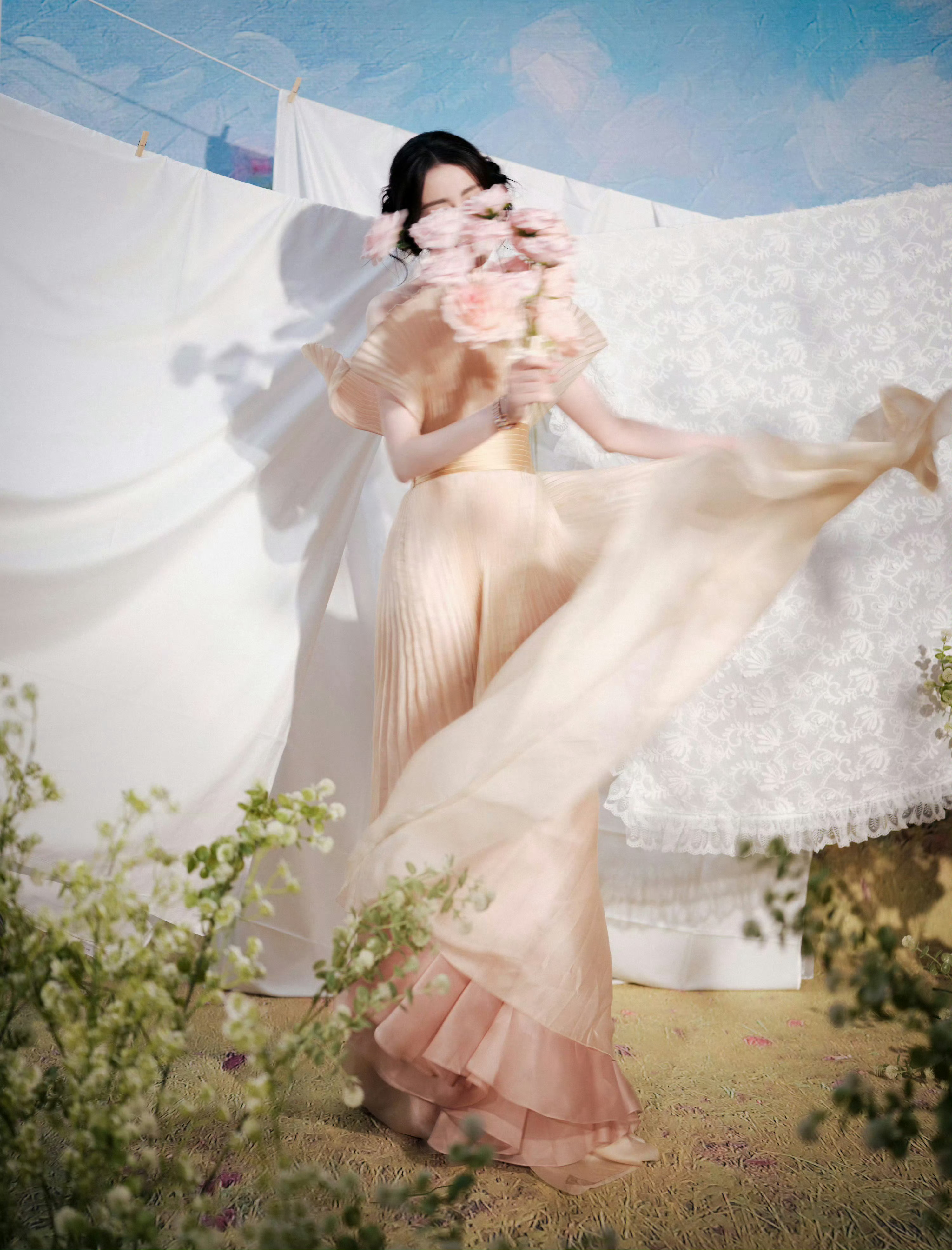 迪丽热巴 × 立白品牌直播活动造型 Look 预告，身穿 Alexis Mabi