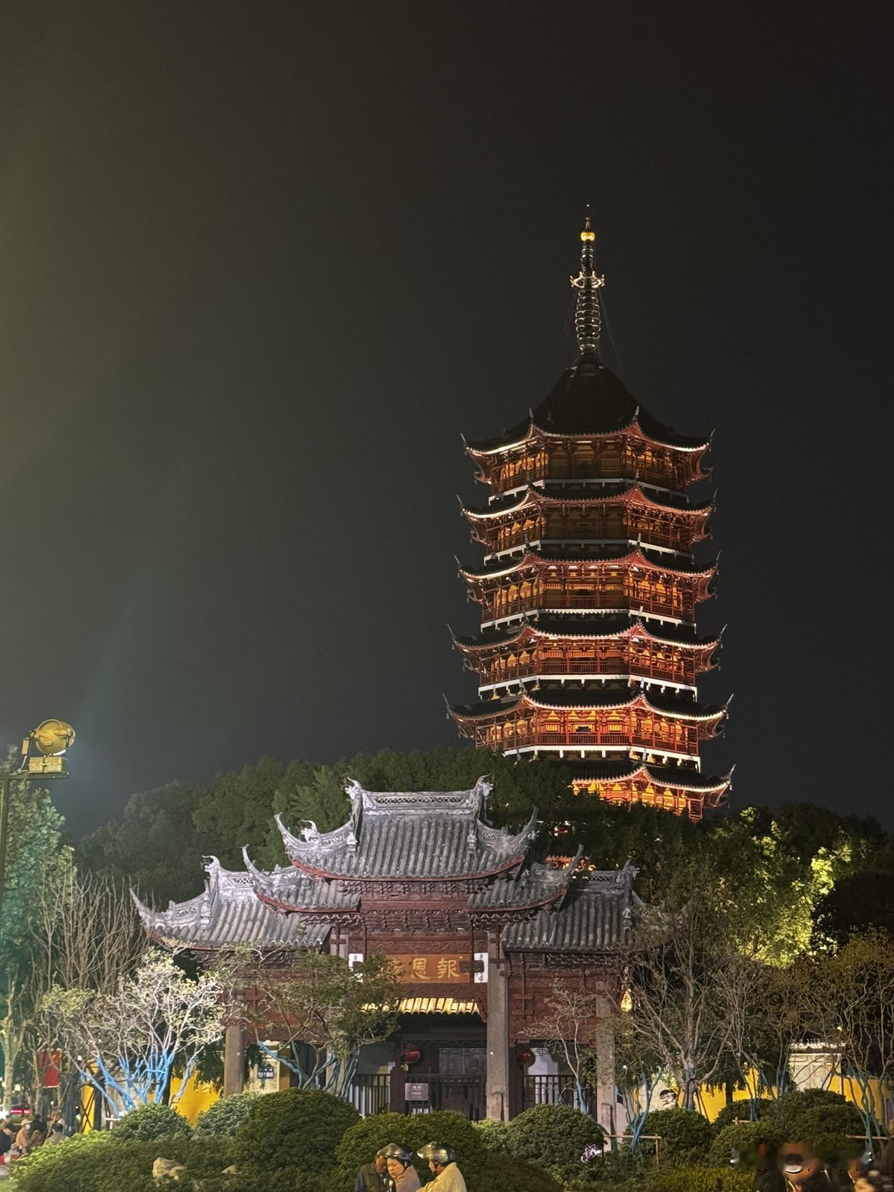 夜色下的北寺塔，又名报恩寺塔，是苏州老城最高的古老地标。