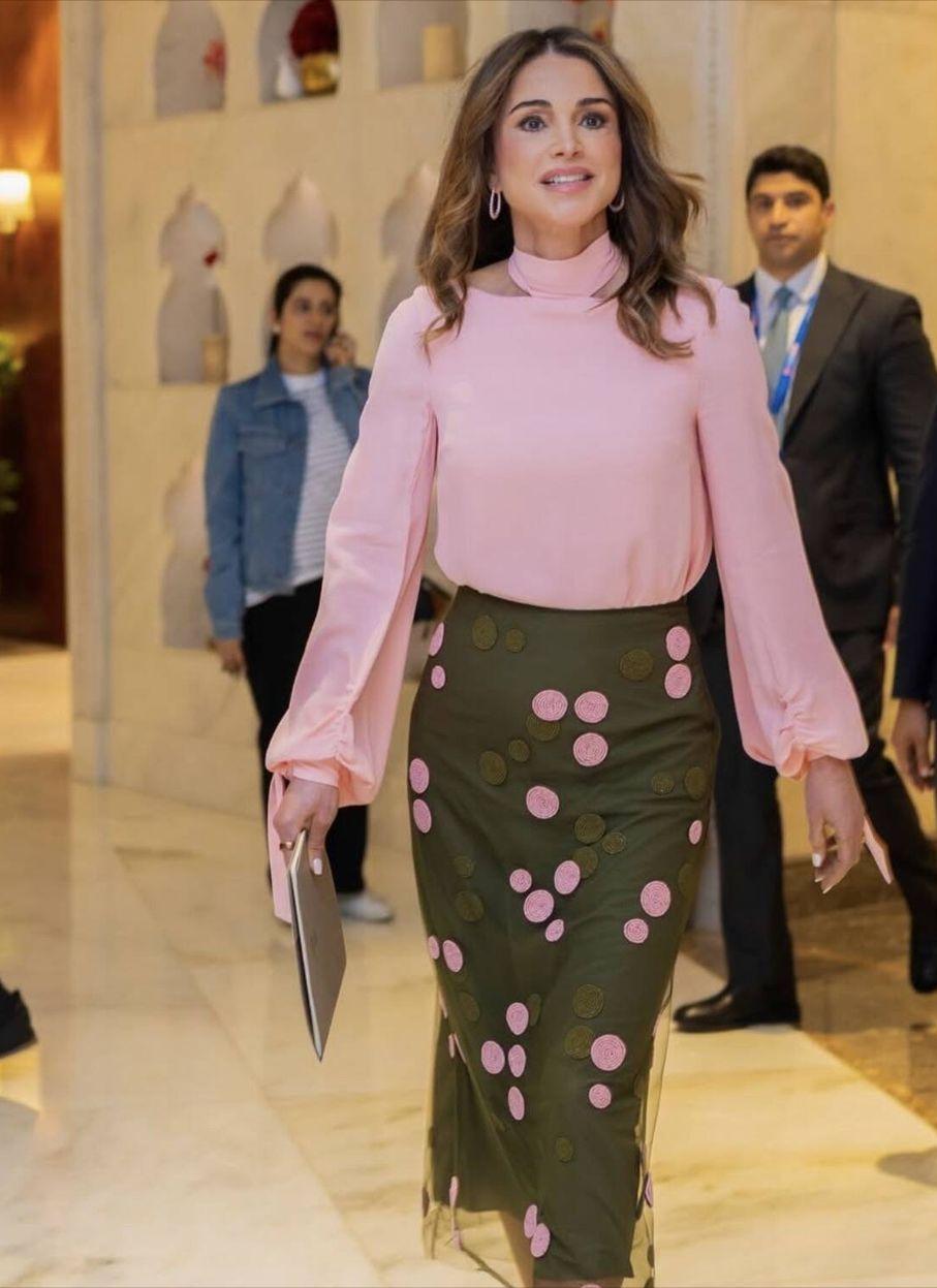 约旦王后拉尼娅到访印度[奸笑]
不仅在新德里演讲，还与印度首富会面，
首富夫人妮