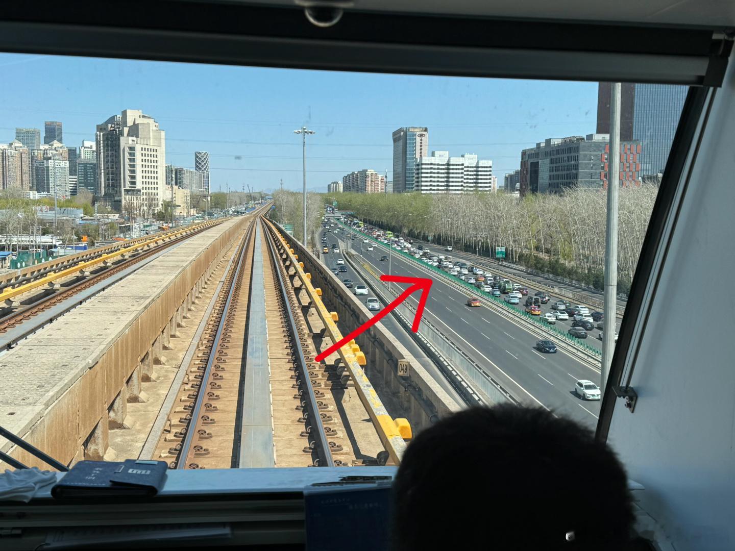 以后赶飞机机场快轨就是我的神！！！从斜上方观察了一下机场高速，全程没事故，就是因