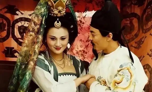 来吧！宝贝们，一起来了解一下老易心目中真实的“马嵬驿之变”吧！

杨玉环女士在李