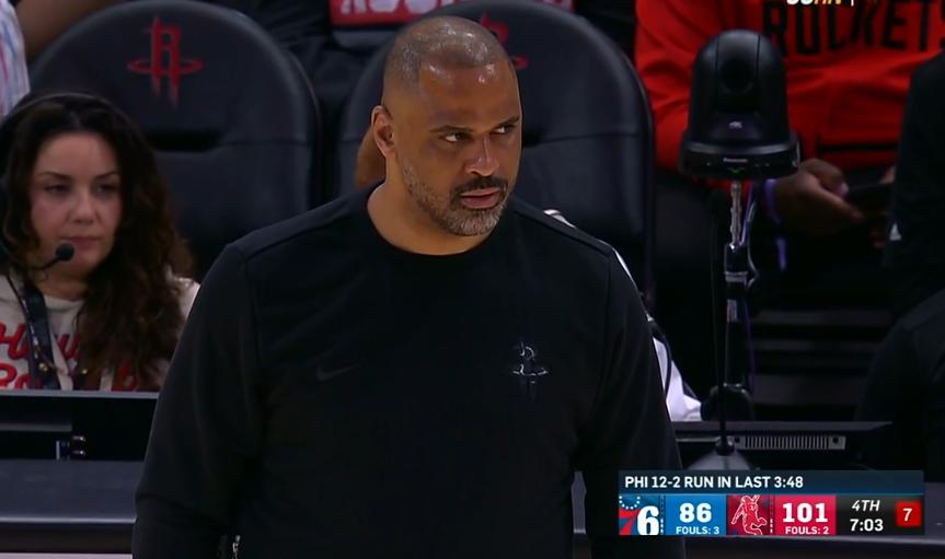 火箭你们是要气死乌度卡啊，看看这眼神太可怕了！
火箭今天打76人。
本来比分都领