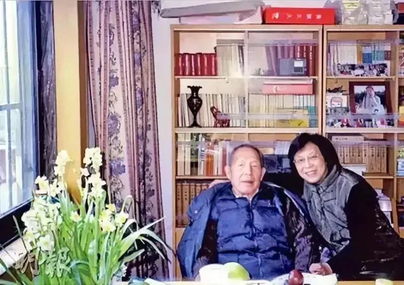 晚年的张春桥和长女在江阴的合影

1998年，保外就医的张春桥被安置在江苏江阴居