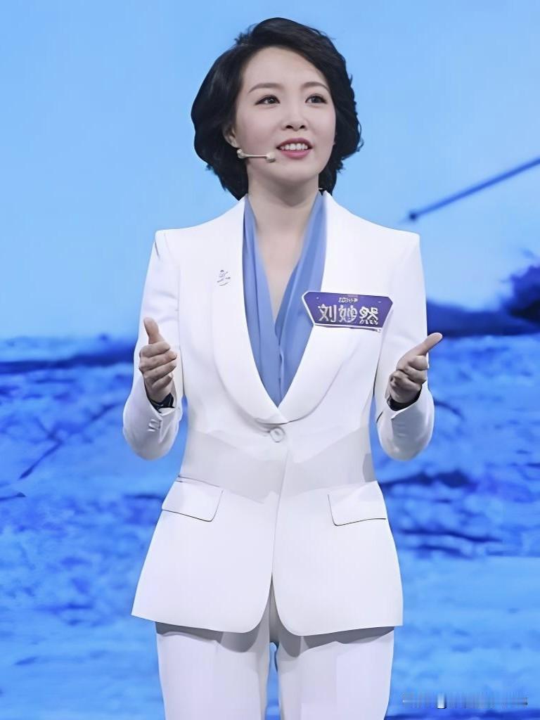 央视主播刘妙然，台风稳重大气，持专业底色传递时代声响，知性力量满溢。自己选的路，