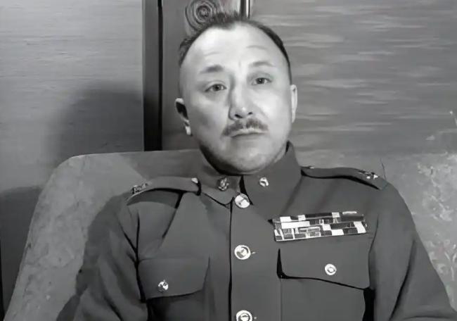 1939年，陈铁的夫人在倒茶时悄悄说道：“现在空气不好，彭先生个人走路要小心些！