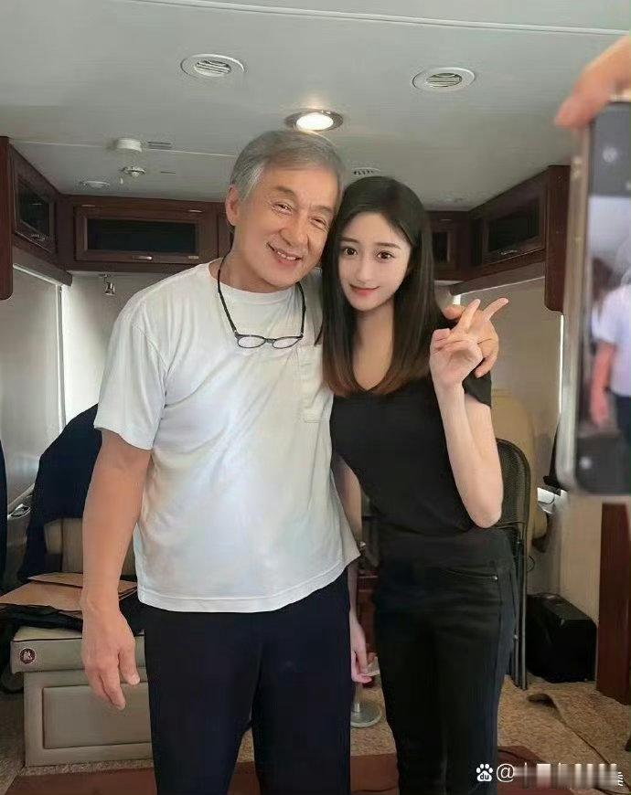 时间过得真快   原来成龙已经70了 