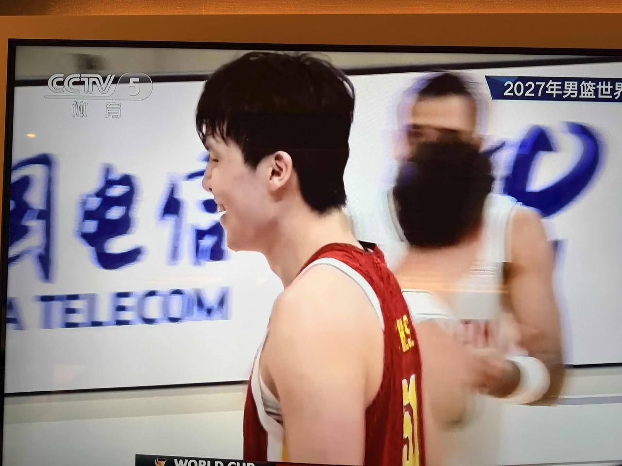 央视点评盛赞杨瀚森，如今的他已然颇具真正领袖的风范。
中国男篮世预赛第二场对阵黎