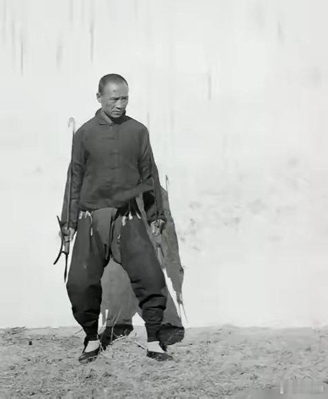 马登云（1894年—1959年），字宇龙，近代实战派武术大师，形意拳名家，出生于