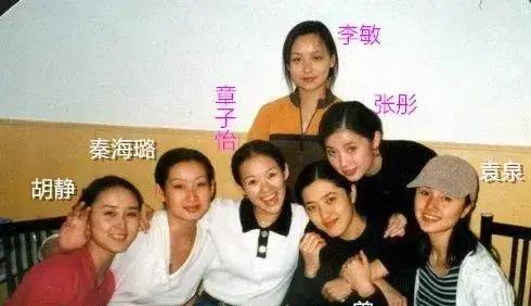 中戏96班，那可是明星生产线。
但你敢信？
当年曾黎在班里根本排不上号，公认的大