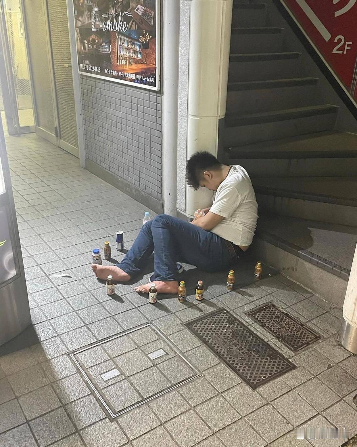 日本路人用水或饮料围住醉酒的人来补充水分，并进行无辜的恶作剧。 ​​​