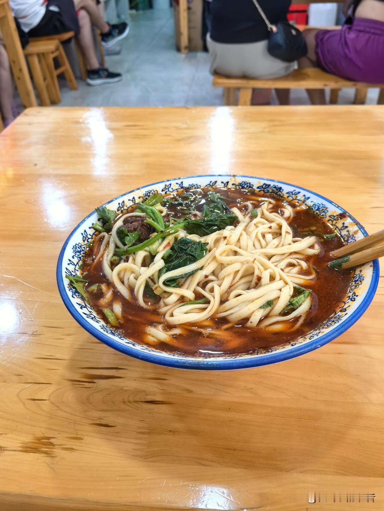 石人南路上的这个牛肉面馆我知道的开了至少也十五年了。
今天中午坐地铁正好路过，便