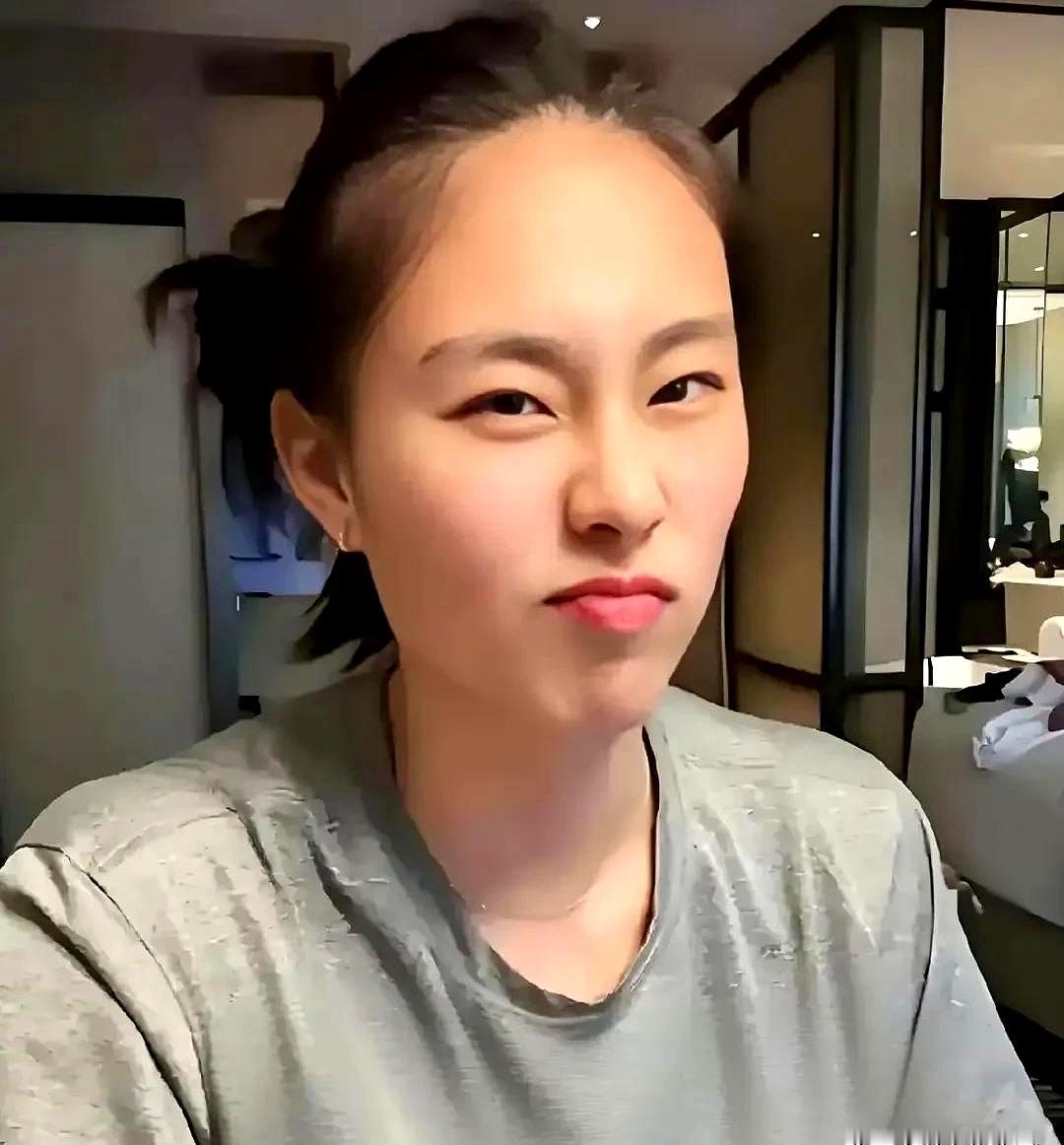 以为她是哪个有靠山的“资源咖”，扒完来历才傻眼：95年生，真·留守儿童，父母去上