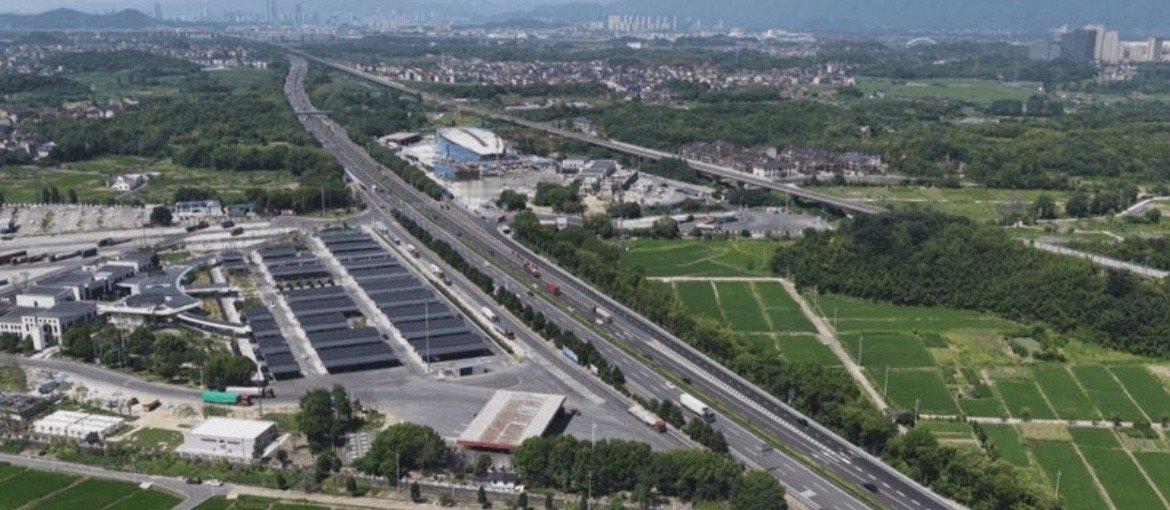 【全国规模最大高速公路充电站启用 充电速度达“一秒一千米”】近日，我国最大规模高
