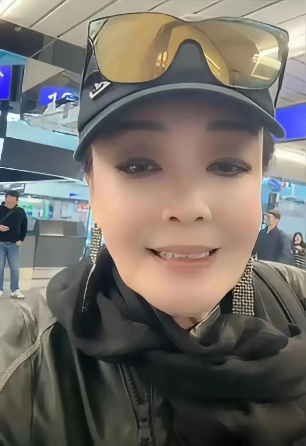 张兰从台湾返京，汪小菲没去机场送。有人骂汪小菲不孝，有人怪马筱梅不劝，但我觉得，