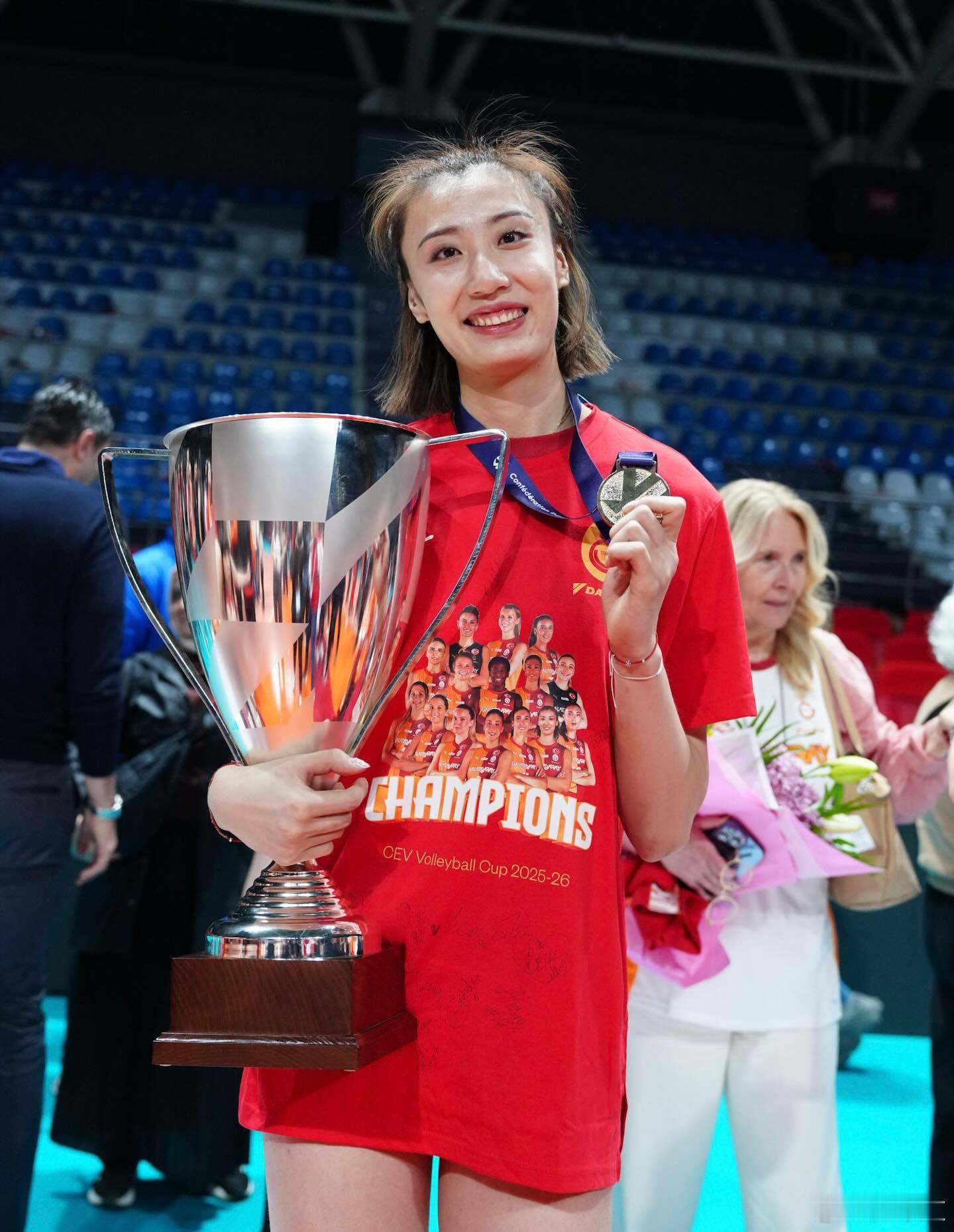 王媛媛国际排坛动态目前语言关是王媛媛面临的一个障碍，尤其是战术术语的转换 战术术