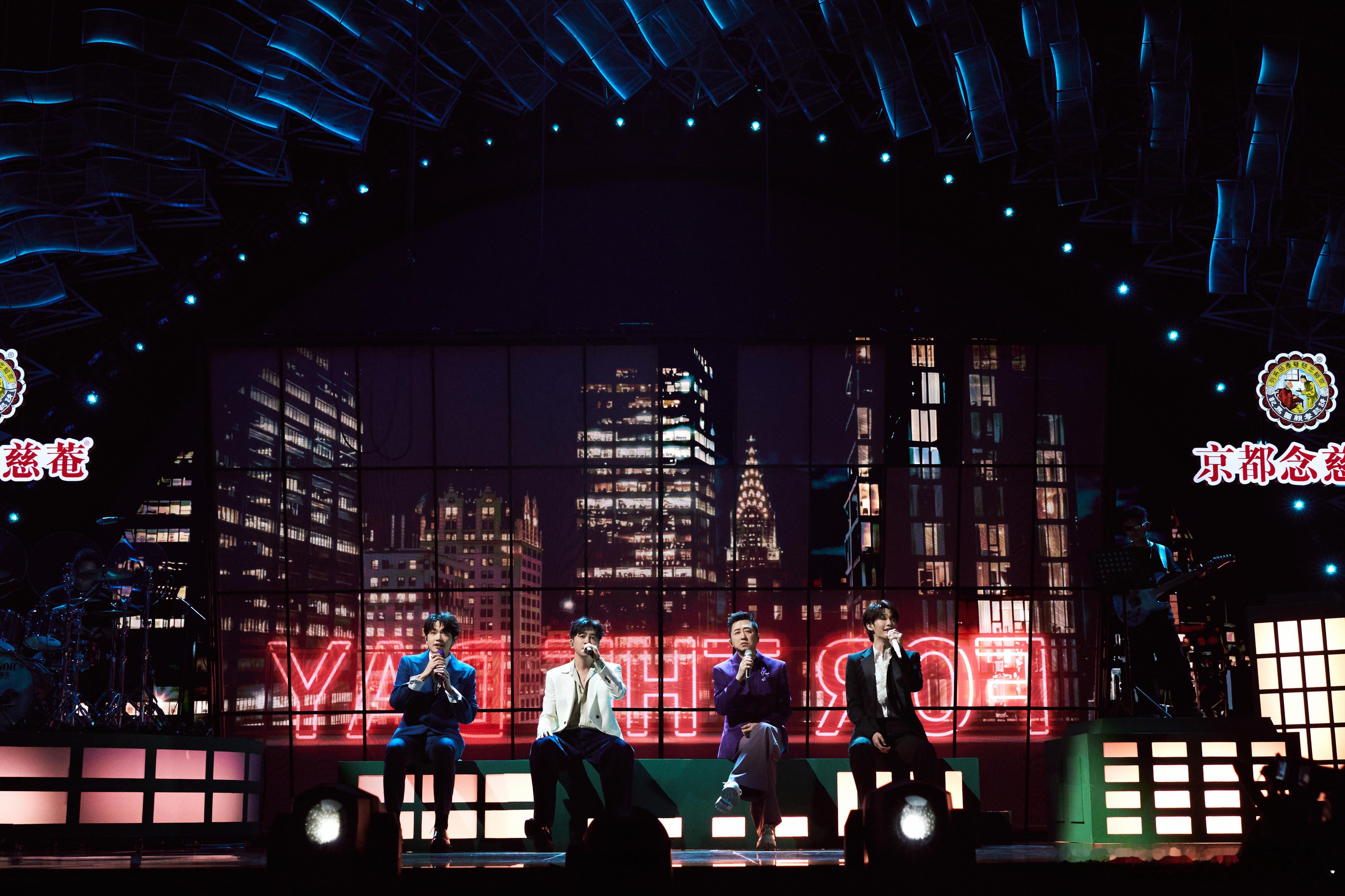 难以想象苏有朋比他们大了20岁 这一届艺人都这么会保养吗？尤其是苏有朋，站在王赫