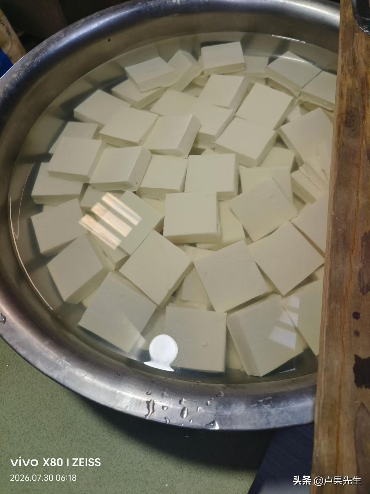 晒图笔记大赛一大早起来加工豆腐，没事在家炸点豆腐肉圆吃吃，我还是最喜欢蒸豆腐吃的