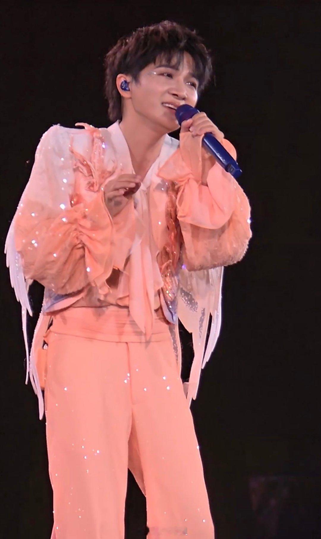 周深开口我在草原当牛马，周深在呼和浩特演唱会献上蒙古族长调，短短三十秒氛围感拉满