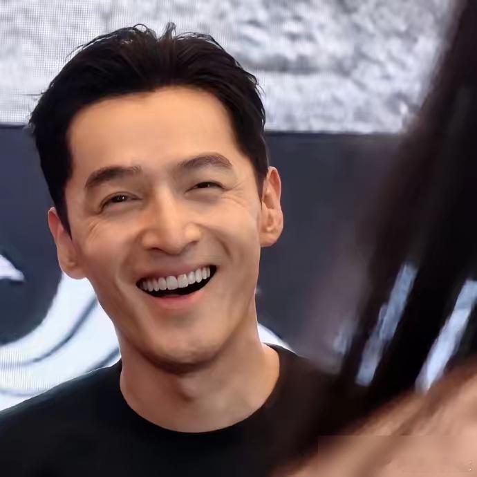 胡歌在电影圈，有个很矛盾的现象。 一边，是大导演们的力挺。 刁亦男说他演《南方车