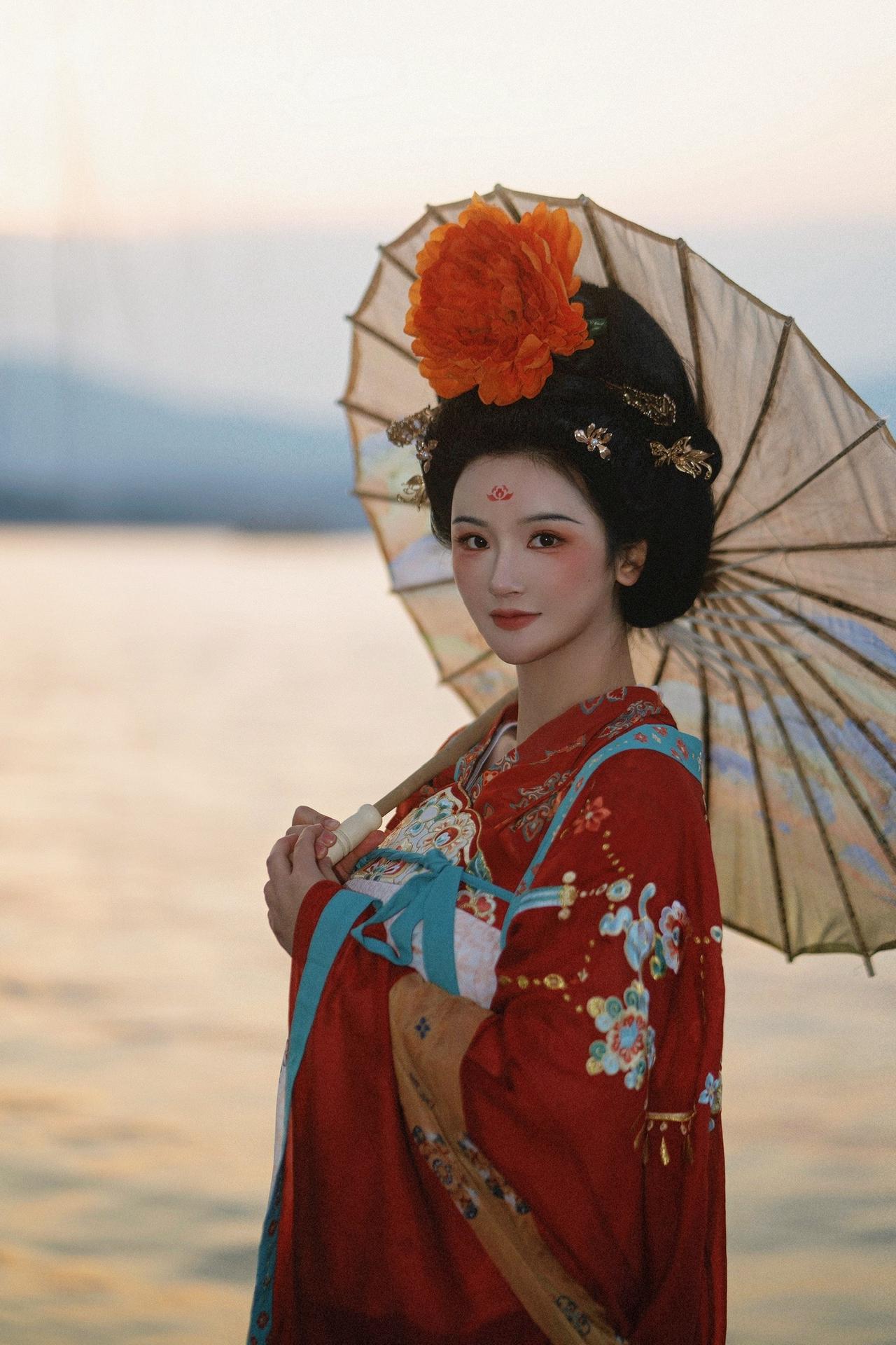 春天就要穿桃红柳绿的汉服～
汉服：更适合中国宝宝体质的时尚单品
国色芳华里的妆造