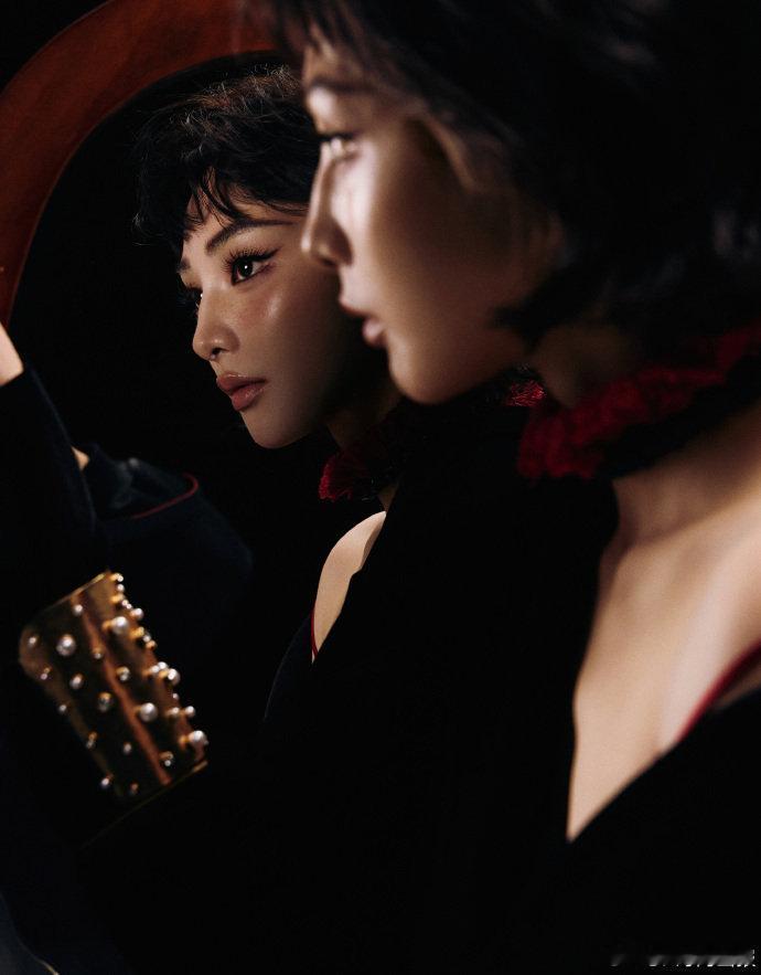 彭小苒三角形露腹装 彭小苒三角形露腹装太会穿！设计新颖又时尚，完美秀出紧致腹肌，