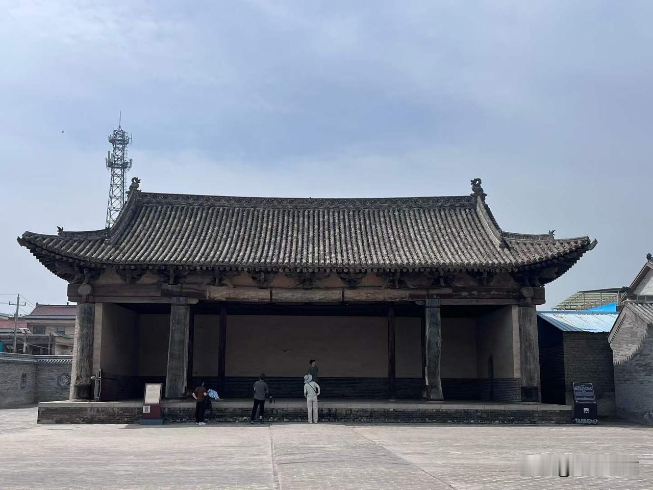 运城稷疫庙供奉东岳泰山神兼及伯益、后稷。始建于南宋，现存只有一个戏台和正殿，戏台