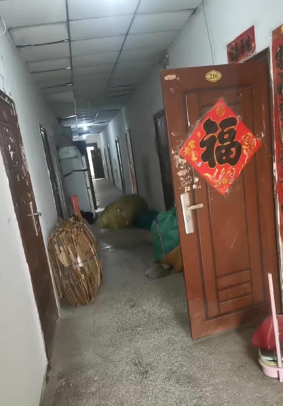 遇到这样邻居你说怎么办，天天把拣的垃圾堆屋子里，然后一点一点拾到。楼道里全是他家