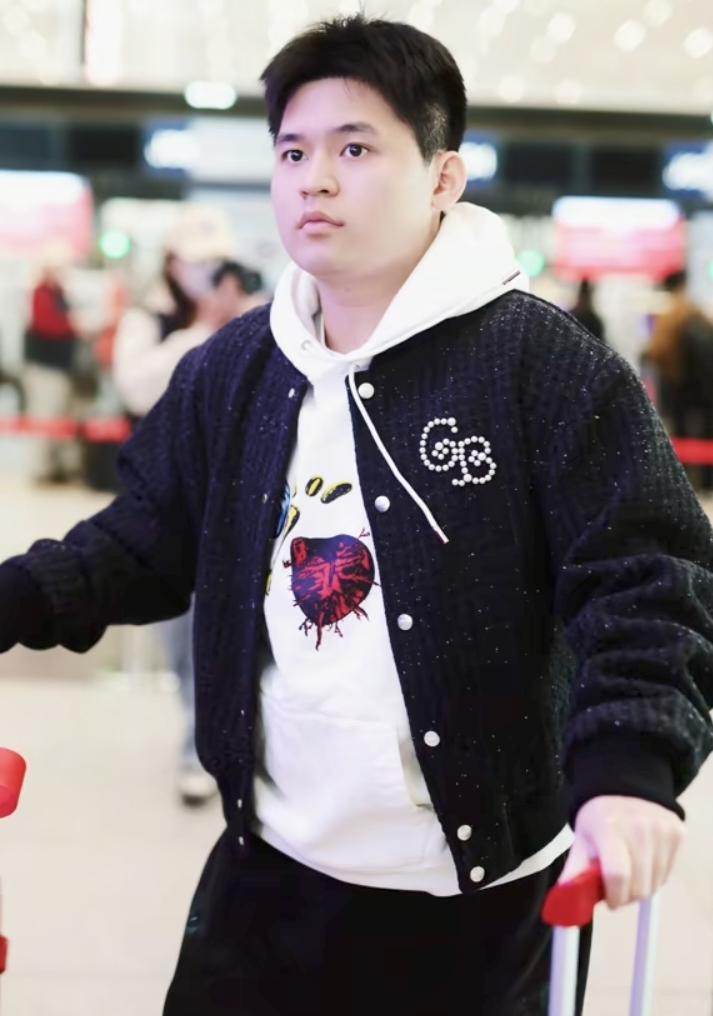 看着面色红润，精神头挺足。
但圈里人都知道，越是这种时候，心里那根弦绷得越紧。