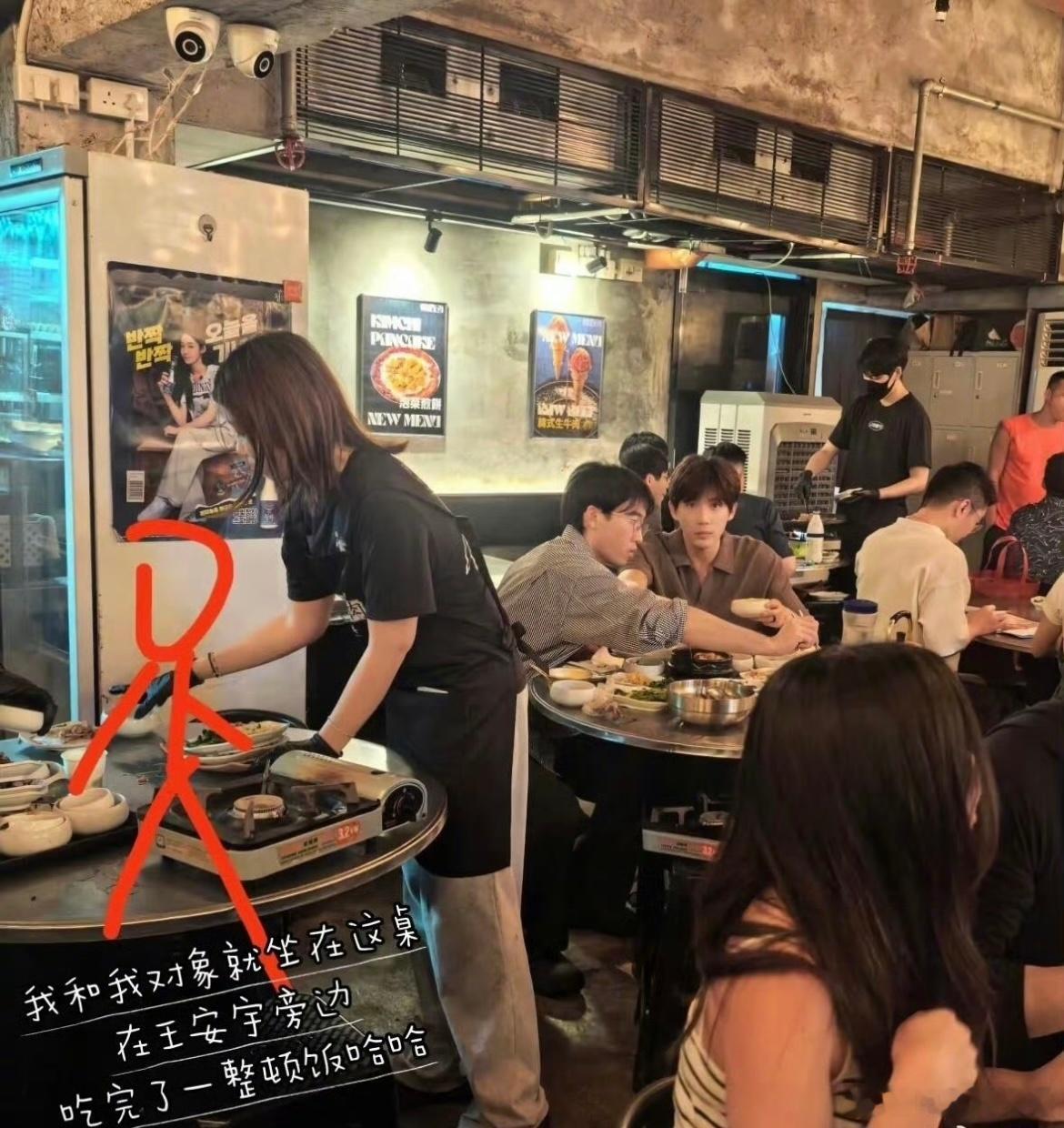 香港偶遇王安宇吃烤肉网友在香港烤肉店偶遇王安宇，私下出行十分低调。就餐全程没有明