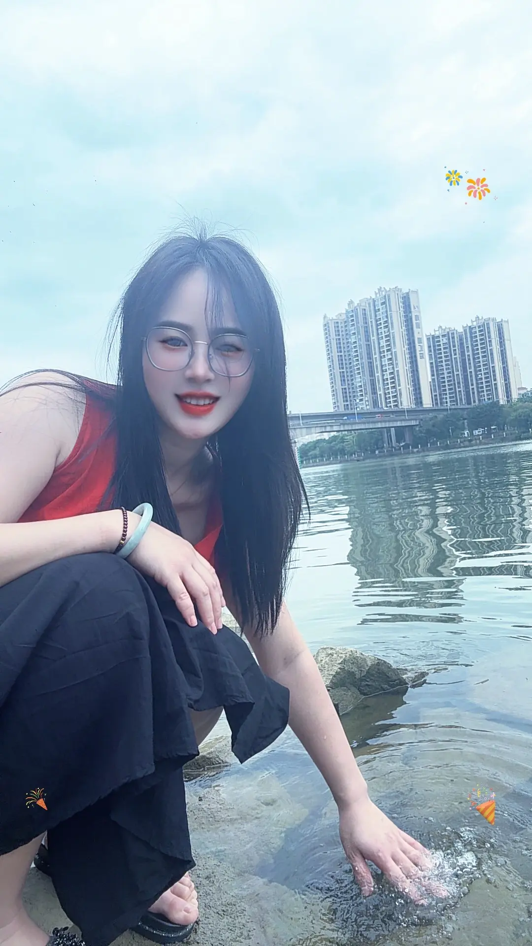 江边红裙随拍