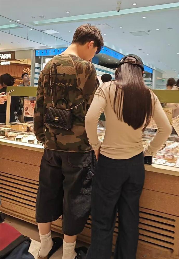 沙溢15岁大儿子和女生逛街，帮女生背包 4月20日，有网友在北京某商场拍到15岁