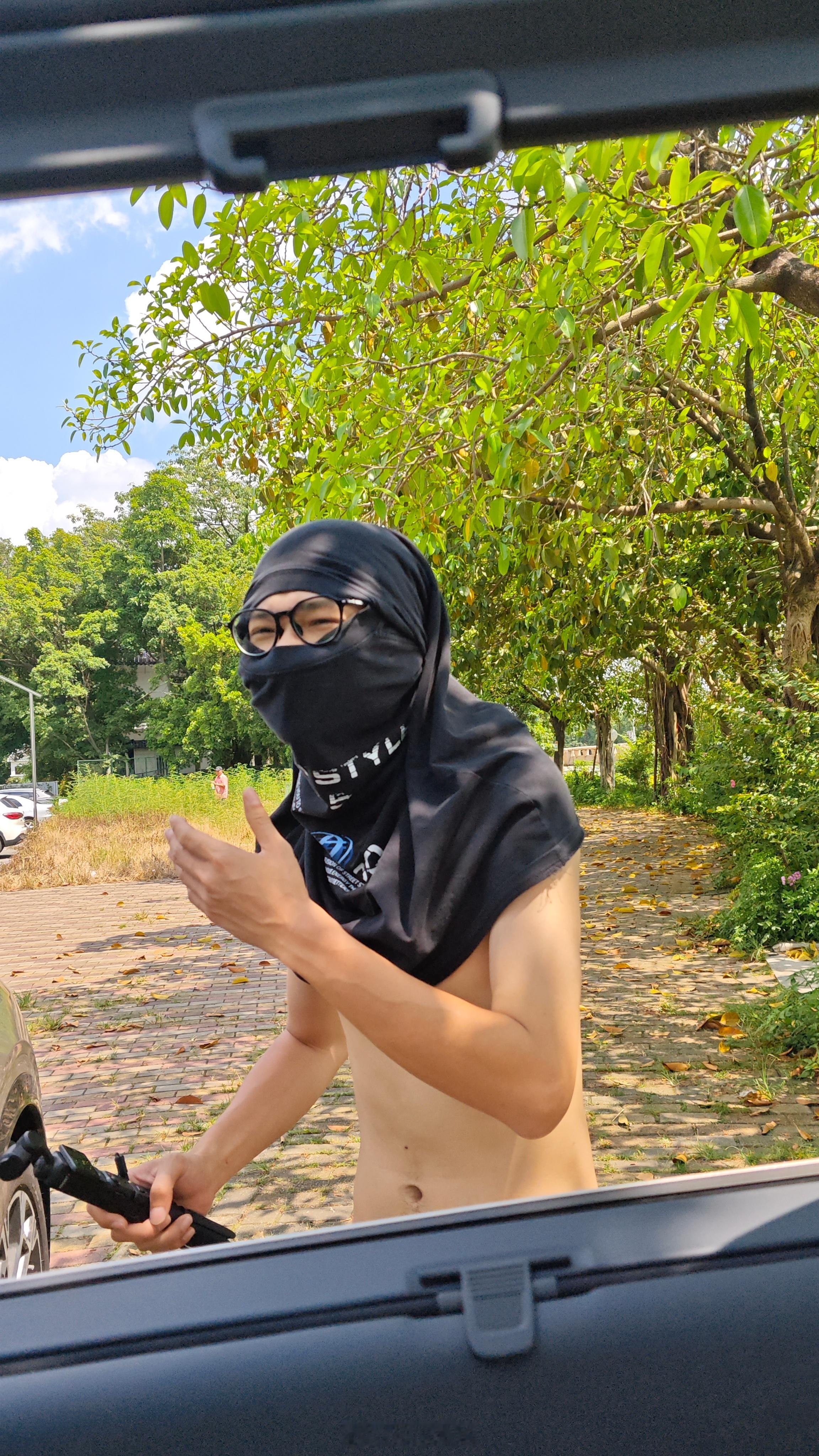 媒体光鲜亮丽的背后就是这样，日晒雨淋 ​​​