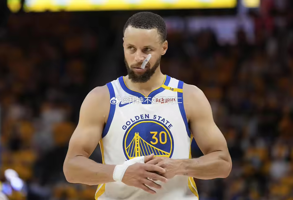 NBA常规赛，金州勇士主场对阵休斯顿火箭，库里迎来复出。库里上半场出战11分钟，