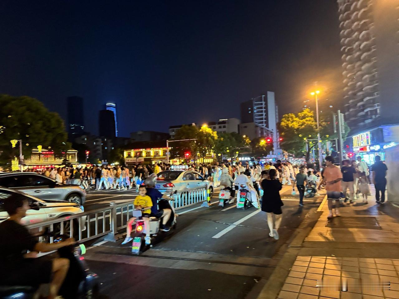 现在过日子，稍微留心点就能发现，生活里好多原本挺纯粹、挺实在的东西，只要资本一掺