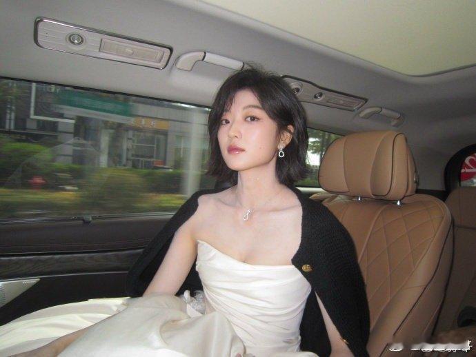 陆鸣你看夏雪穿婚纱了 陆鸣你看啊，夏雪穿上婚纱了。如果那天没有出事，这本该是你亲