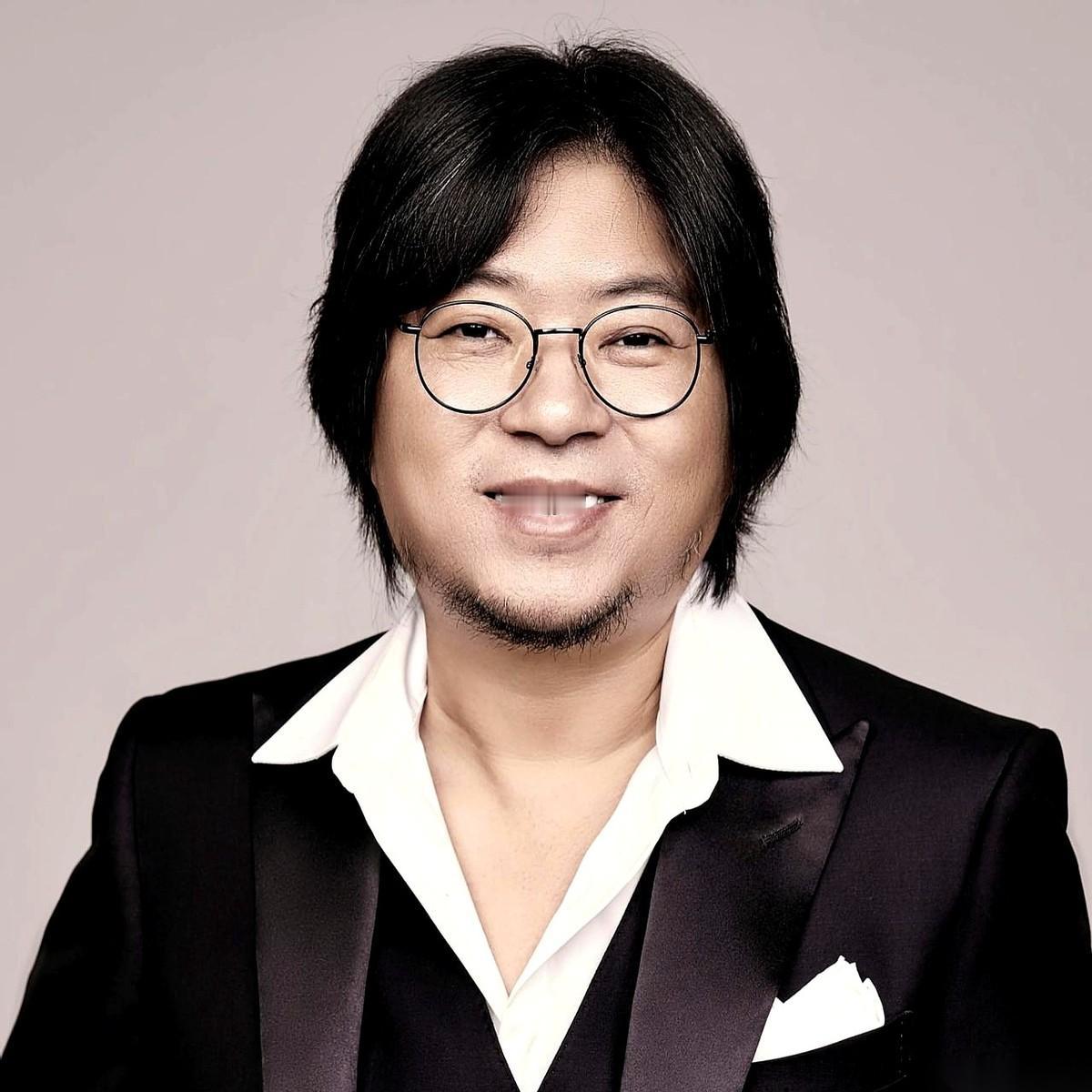 车头已经探出去了，下面就是黑不见底的悬崖。
高晓松那一瞬间脑子是空的，就剩一个念