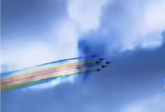 刷到一个视频顿时泪目:
伊  .朗网友说，大半个世界都在战争，只有中国还在拿战斗