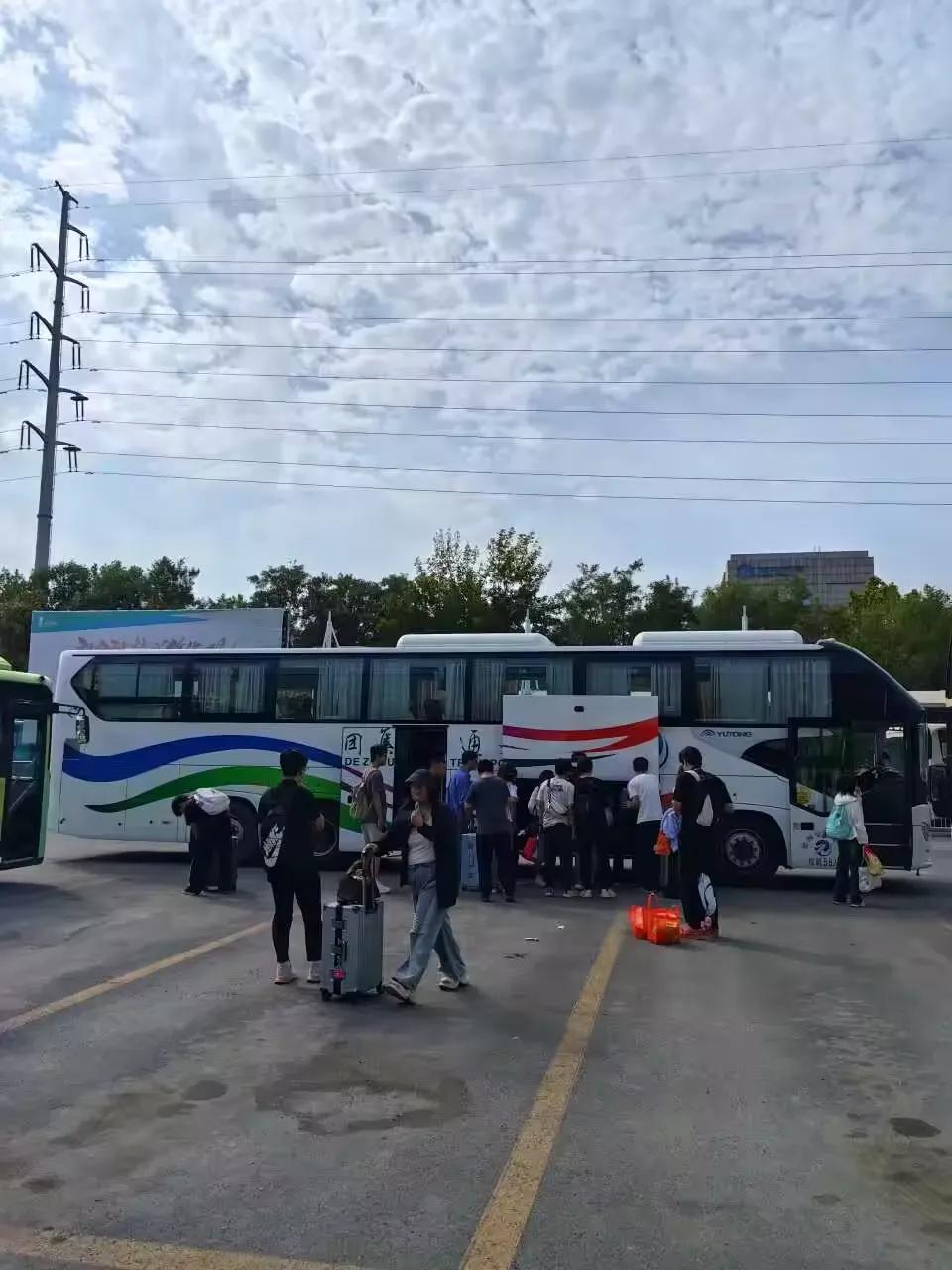 国庆假期第一天的滨州汽车总站，人气爆棚了！
学生流和探亲返乡流交织叠加，导致站内