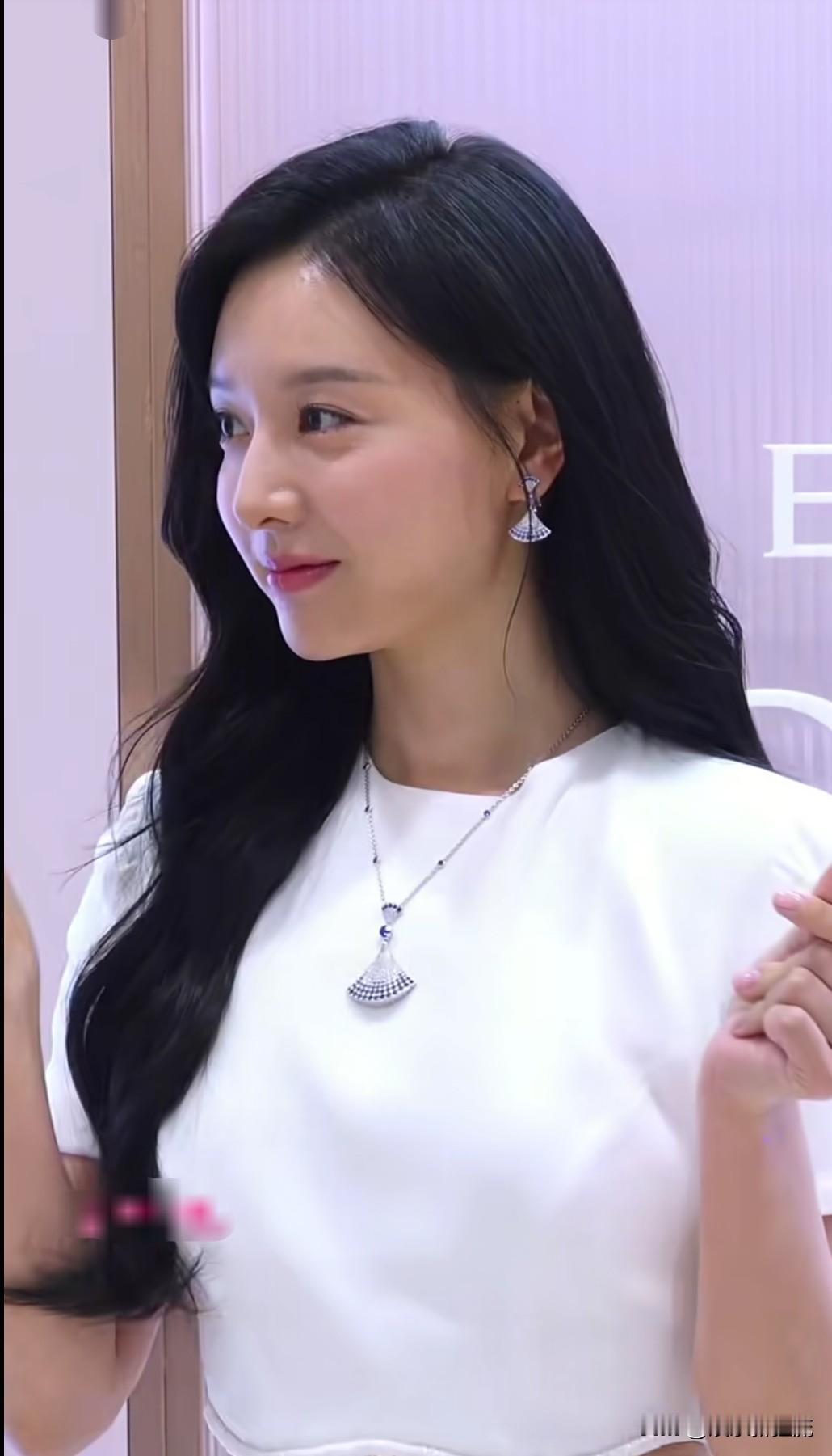 眼泪女王金智媛，1992年出生，如今33岁依旧楚楚动人，年纪越大越有女人味，白皙