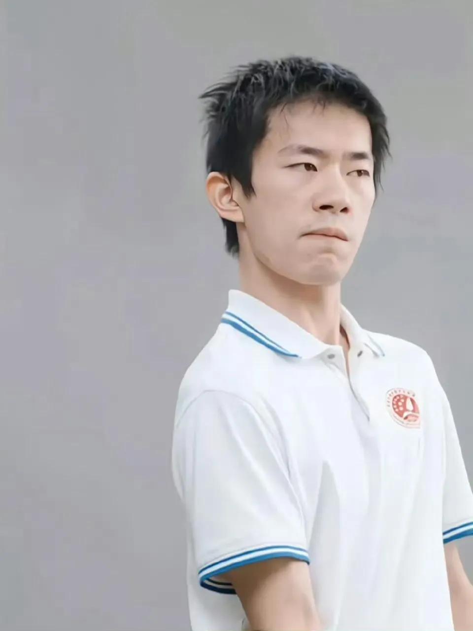 当偶像还是演员，他选当演员，当内娱各种爆料各种撕逼时，他用一骑绝尘的姿态，朝成为